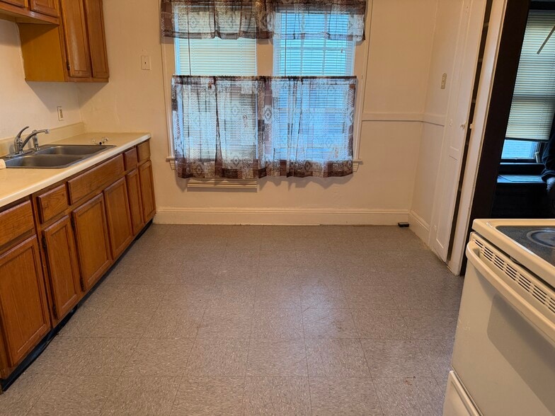 Kitchen - 3720 E 151st St