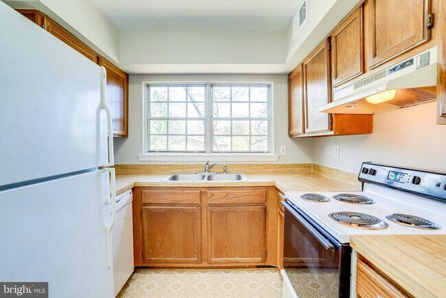 Building Photo - 7758 New Providence Dr