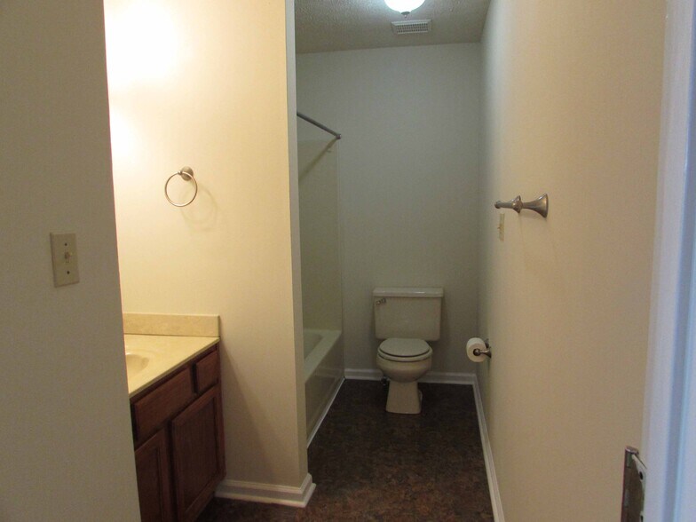 Building Photo - 582 Lost Cir