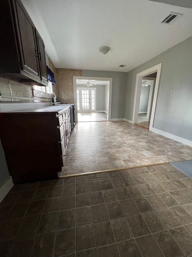 Building Photo - Spacious 3BR/1BA Home in Houma – $1,100/Month | 1,000 Sq Ft