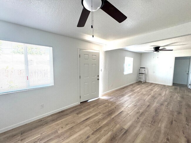 Building Photo - Interior Newly Remodeled - 1 bedroom 1 bath For Rent in Dos Palos