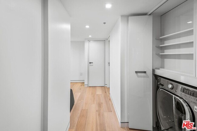 Building Photo - 13700 Marina Pointe Dr