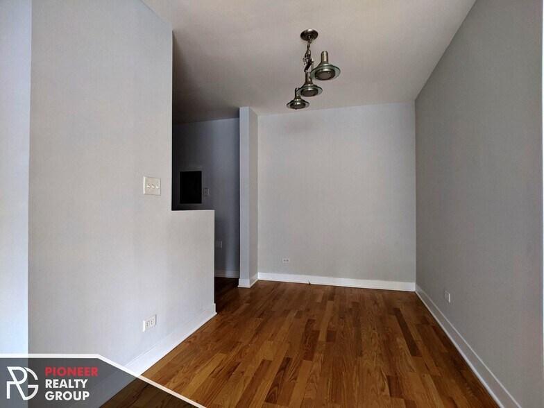 Building Photo - 618 W Wrightwood Ave