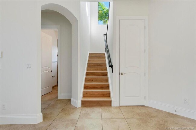 Building Photo - 255 Calmo Cir