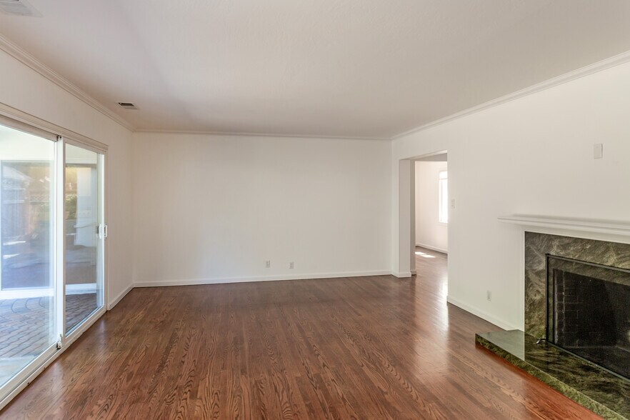 Living room - 940 Sequoia Ave