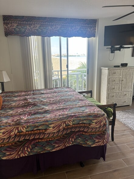 bedroom - 100 Pierce St