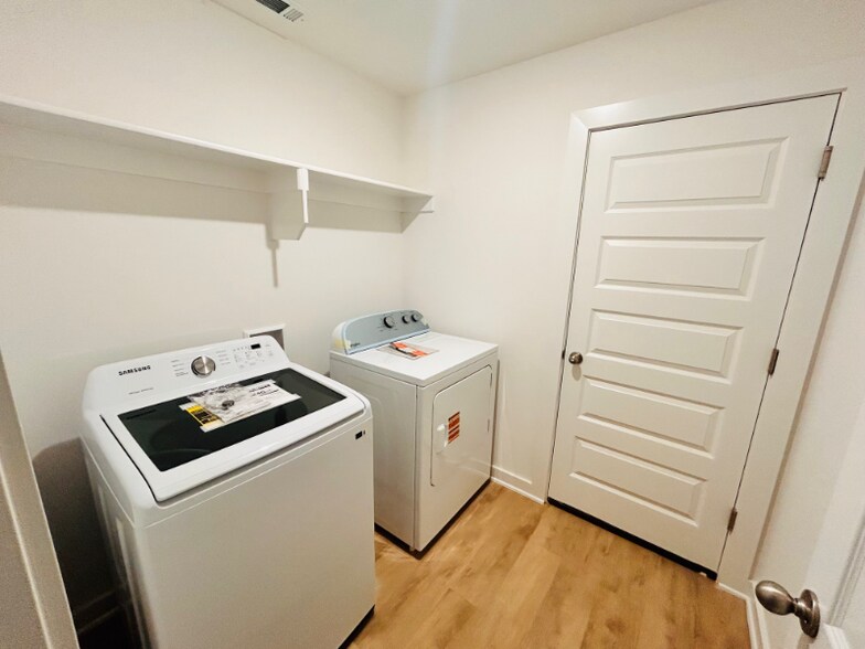 Building Photo - 4671 W Aurora St