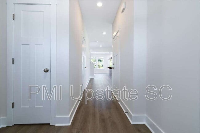 Building Photo - 214 Cali Wy