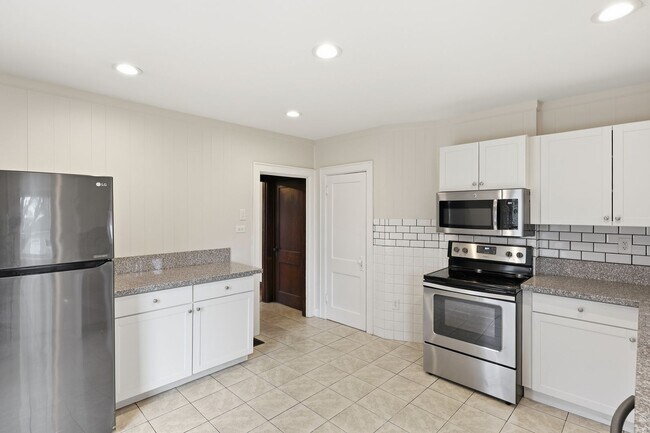 Building Photo - E Markison Ave