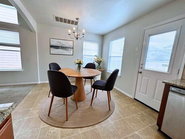 Building Photo - 716 Alamo Plaza Dr