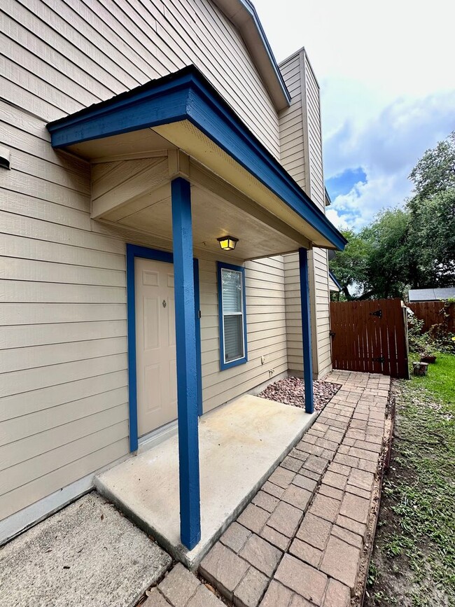 Building Photo - 3 BD/2.5 BATH AVAILABLE FOR IMMEDIATE MOVE...