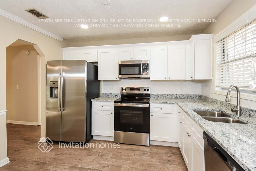 Building Photo - 2290 Castle Royale Dr