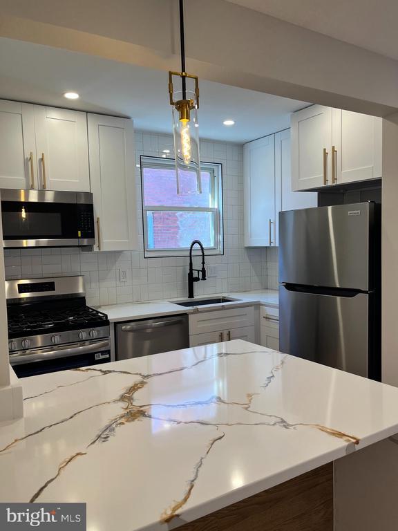 Building Photo - 119 Victor St NE