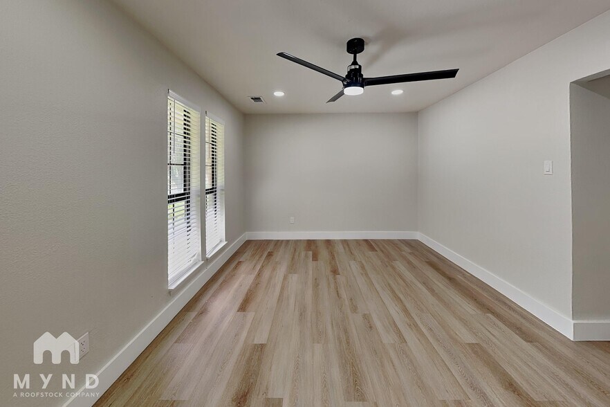 Building Photo - 1215 Spring Lake Dr