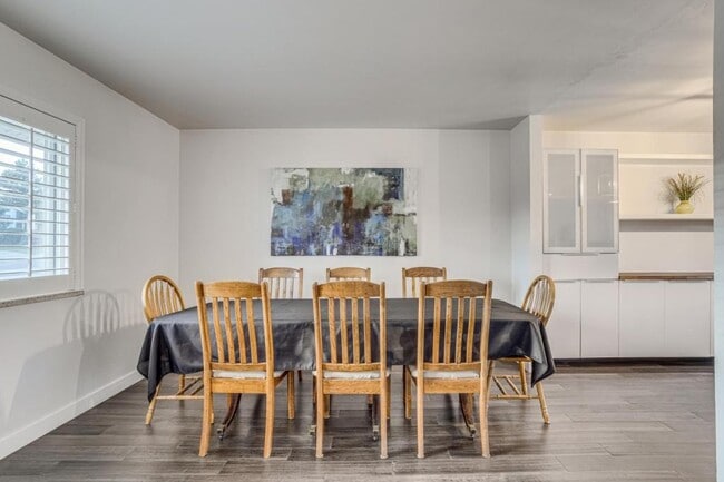 Building Photo - 2860 S Golden Way