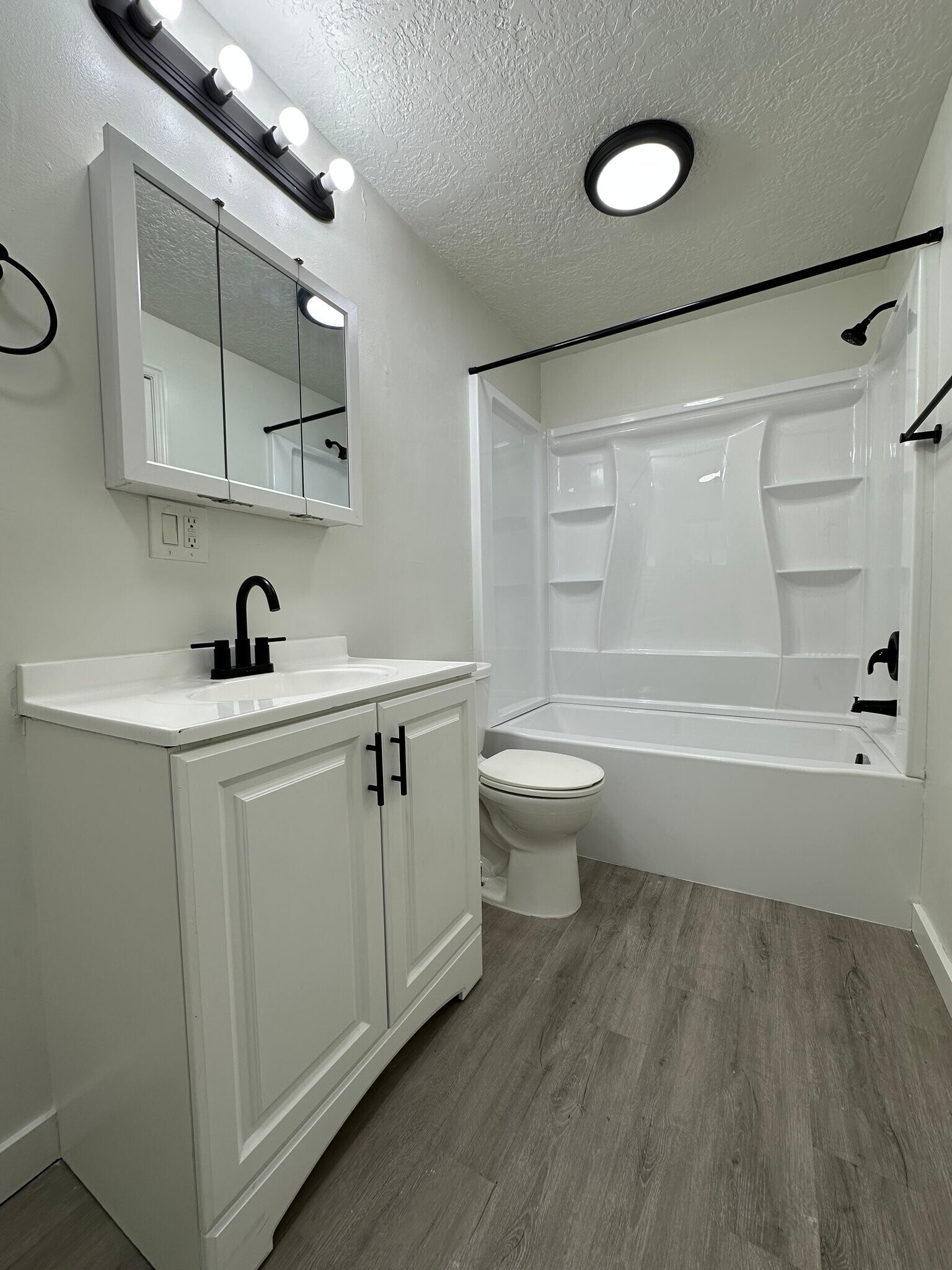 Building Photo - 951 N Redwood Rd