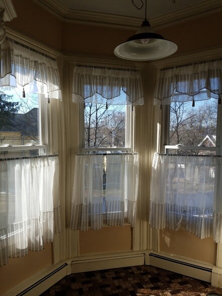 dining area - 2587 South Ave