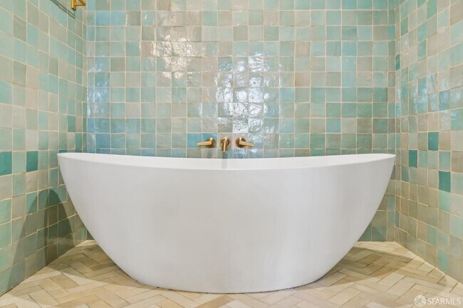 Building Photo - 7 Seymour St