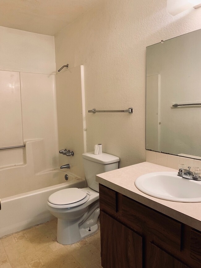 Building Photo - Cozy 2 Bed/1 Bath Apartment in North Lovel...