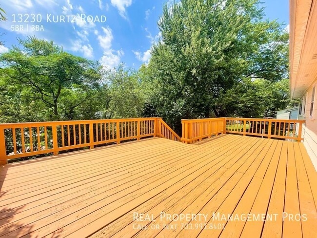 Building Photo - FIVE BEDROOM THREE FULL BATH!  UPDATES GAL...