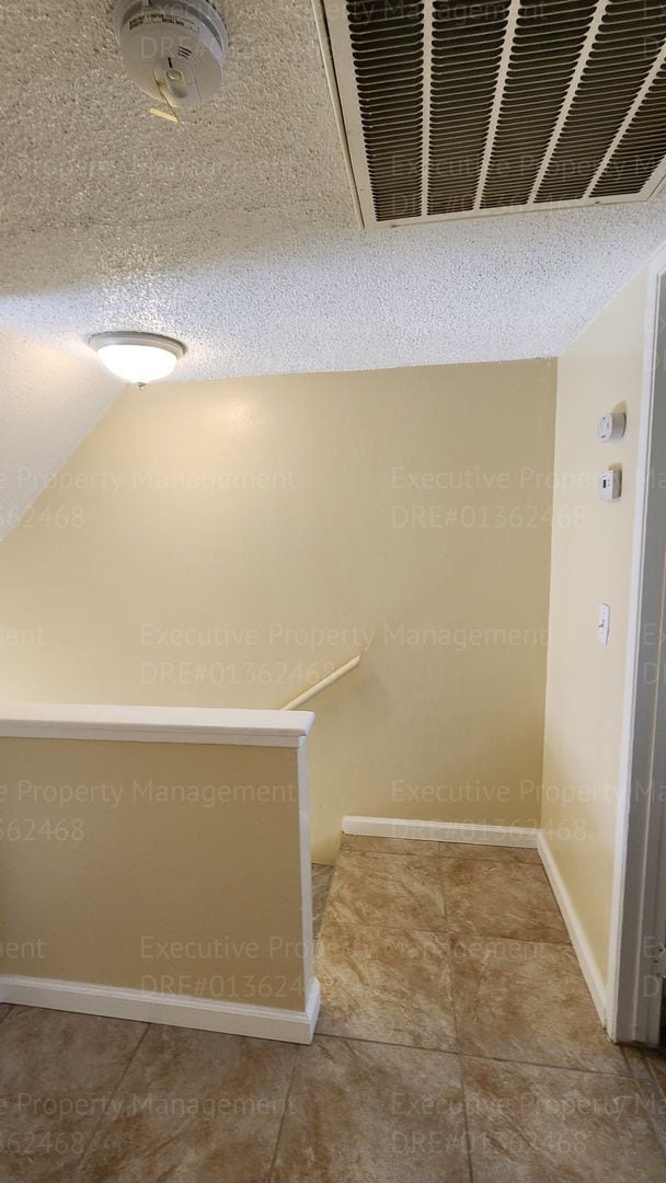 Building Photo - 2 bedroom, 1.5 bathroom townhome located near schools, shopping, restaurants, & Kern Medical Hosp...