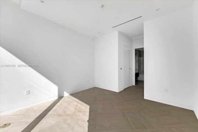 Building Photo - 5 Grove Isle Dr