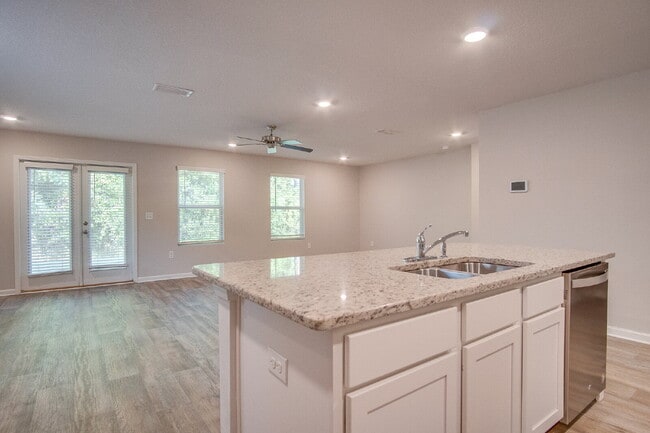 Building Photo - Lakeshore Preserve 3BR Home with Garage – Pet Friendly