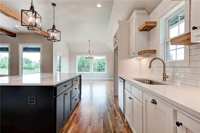 Building Photo - **Stunning 4 Bed, 4 Bath in Edmond Schools