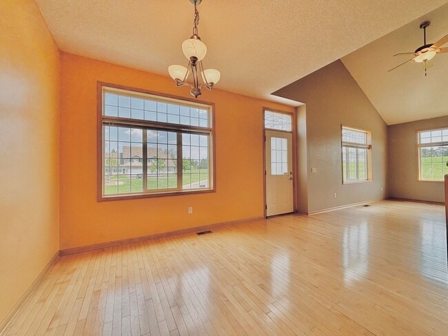 Spacious 3bed Townhome in Coon Rapids. FI... - Spacious 3bed Townhome in Coon Rapids.  FI...