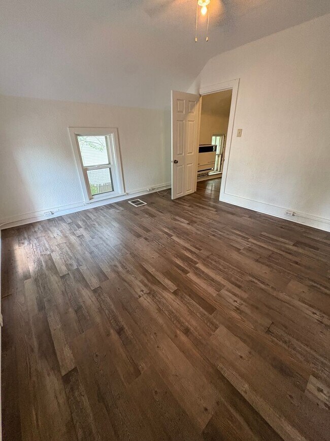 Building Photo - 4 Bedroom Single Family Home on Northside