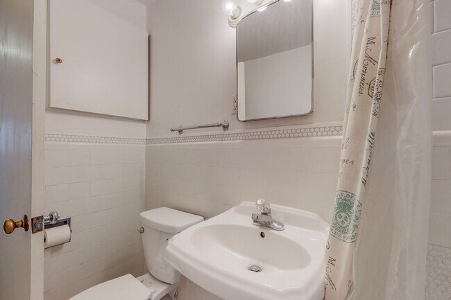 Building Photo - 1716 Bryn Mawr Dr NE