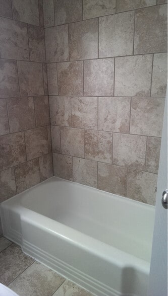 Building Photo - 205 500 E