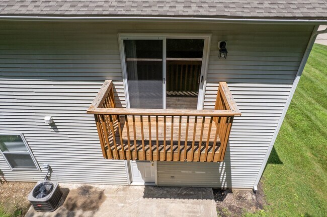 Building Photo - 304-306 Dads Way