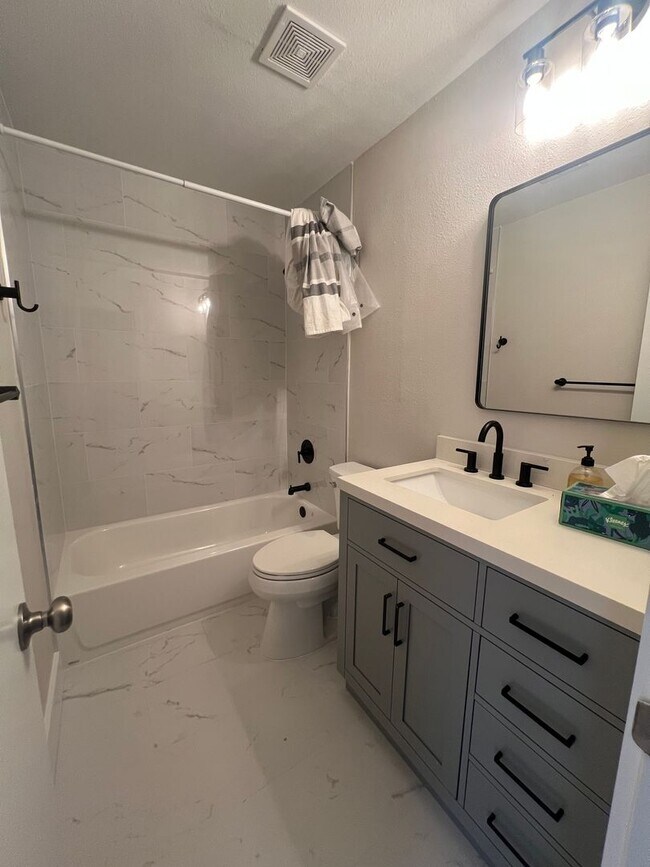 Building Photo - Spacious 4-Bedroom Pool Home in Desirable Winter Springs!