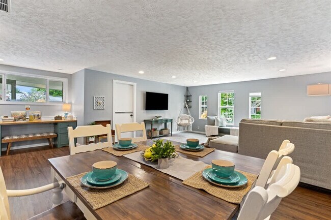 Building Photo - 3413 W Sunset Ave