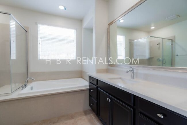 Building Photo - Spacious Elegance: 4-Bedroom with 3.5 Baths in Manteca