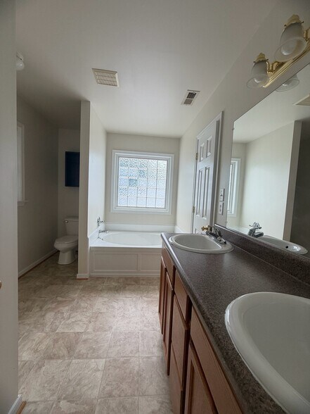 Building Photo - 11725 Walnut Wood Ct