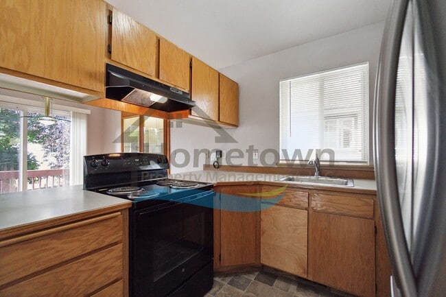 Building Photo - 4 Bedroom 2 Bathroom Home with Attached 2 ...