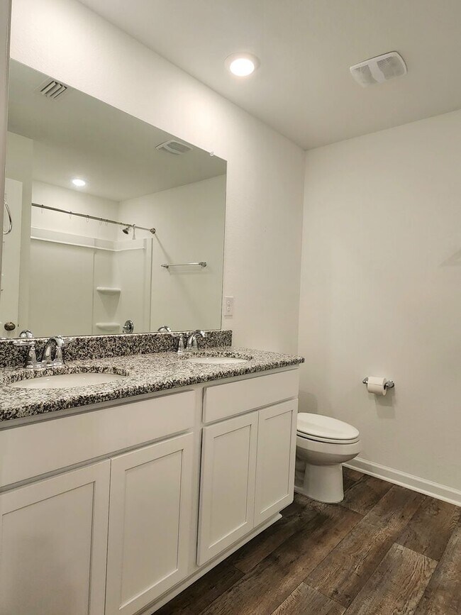 Building Photo - Lovely 4/2 available now in Raley Farms of...