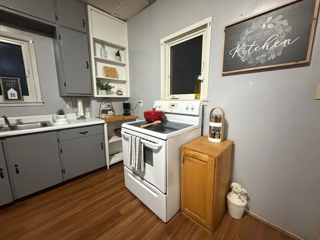 Building Photo - 2 bed, 1 bath home for rent in West Waterloo