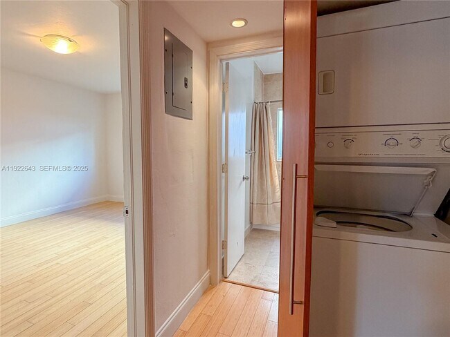 Building Photo - 10101 W Bay Harbor Dr