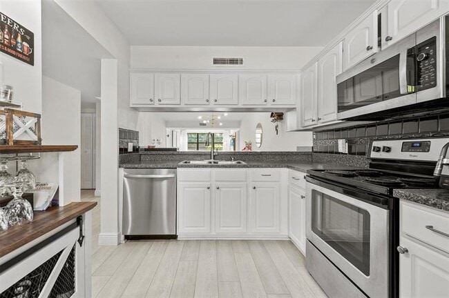 Building Photo - 6061 Balboa Cir