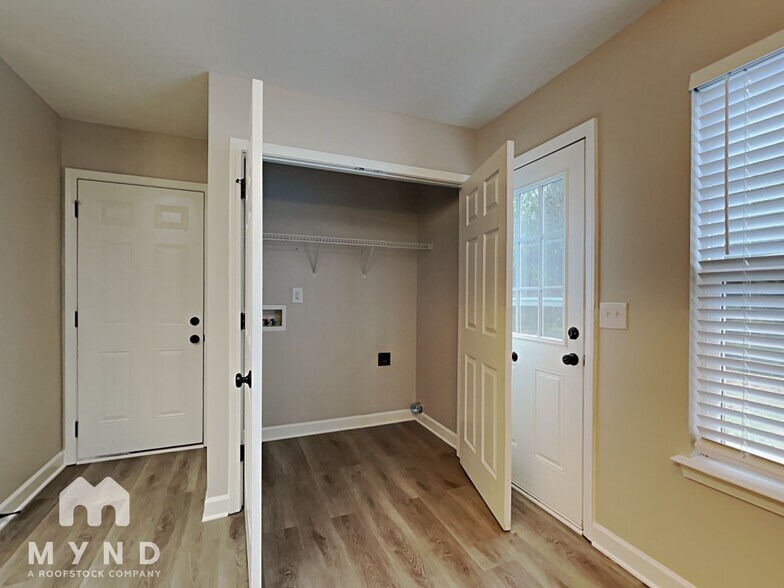 Building Photo - 4132 Broadstairs Dr SW
