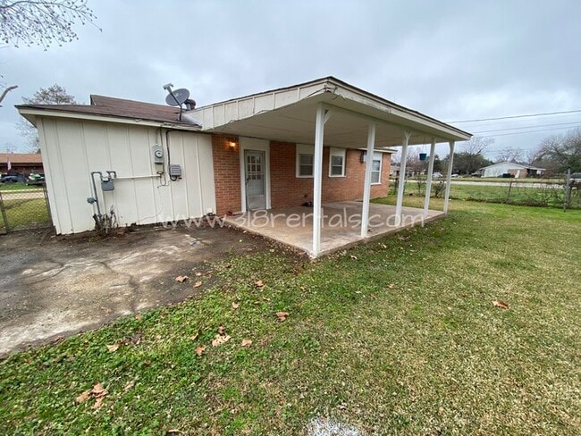 Building Photo - Swan Lake home available