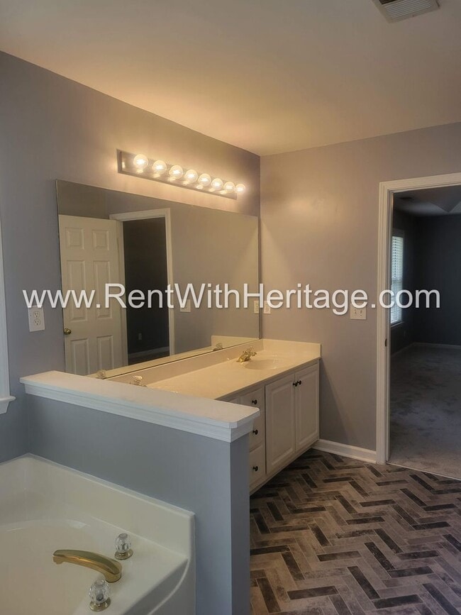 Building Photo - GORGEOUS HOME IN POPULAR HIGHLANDS AT CREEKSIDE GOLF / SWIM / TENNIS COMMUNITY