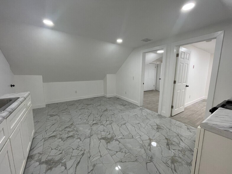Building Photo - 148 Chilton St