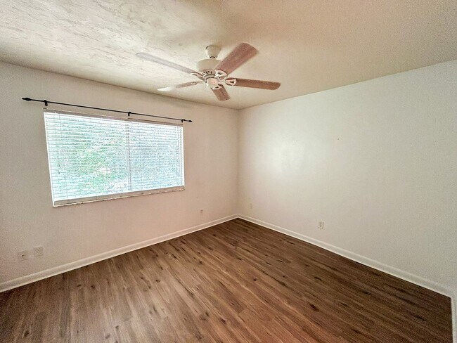 Building Photo - Pickwick Park #805 - Pet Friendly!