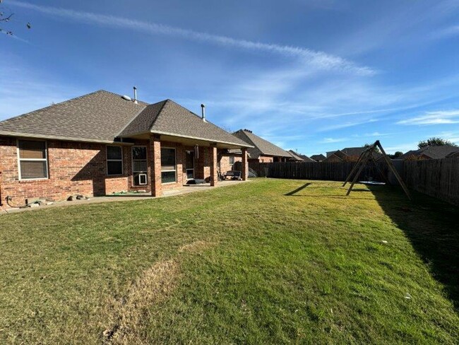 Building Photo - Executive Living in Moore Schools! 3 bedro...