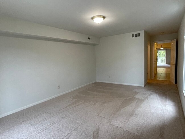 Building Photo - Shelby Township, 3-bedroom, 2-bath, Attach...