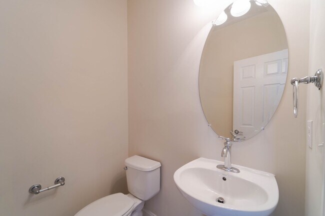 Building Photo - Gorgeous 3 Level Townhome